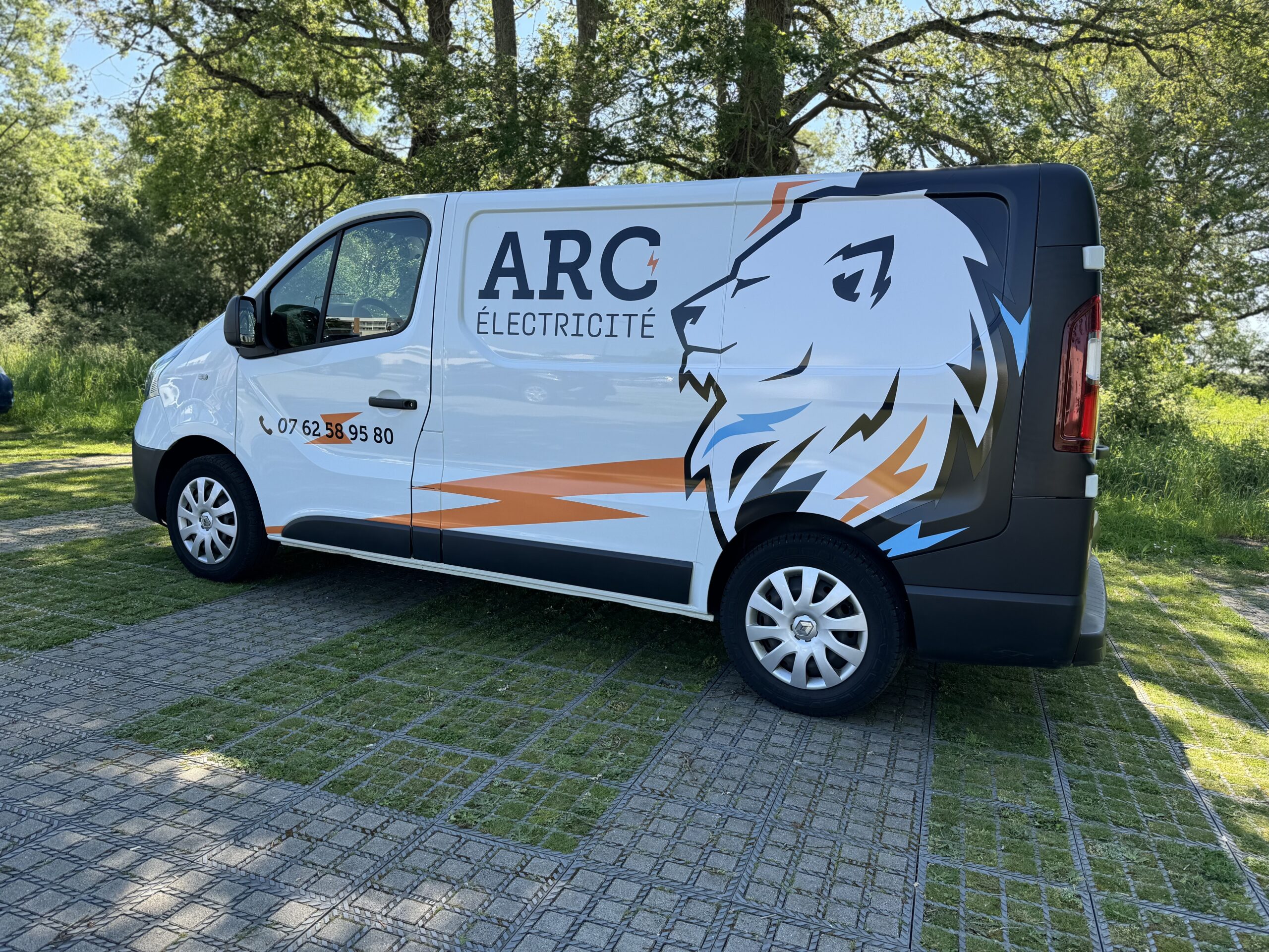 Camion société ARC Électricité